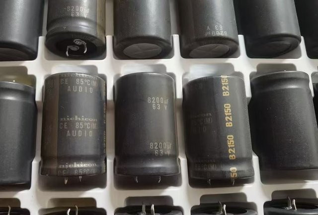 CHEMI-CON NEUER NIPPON 8200UF 63V NCC 8200UF63V Elektrolytkondensator Schwarz - Bild 1