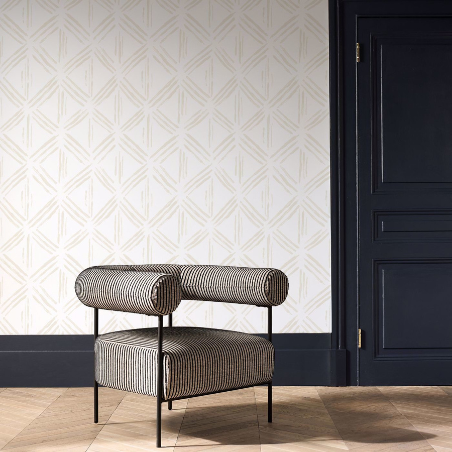 Clarke & Clarke Tapete Murakami in Ivory mit abstraktem geometrischem Design in Gold, Weiß und Beige als Non-Woven Rollen in Satin-Matt - Bild 1