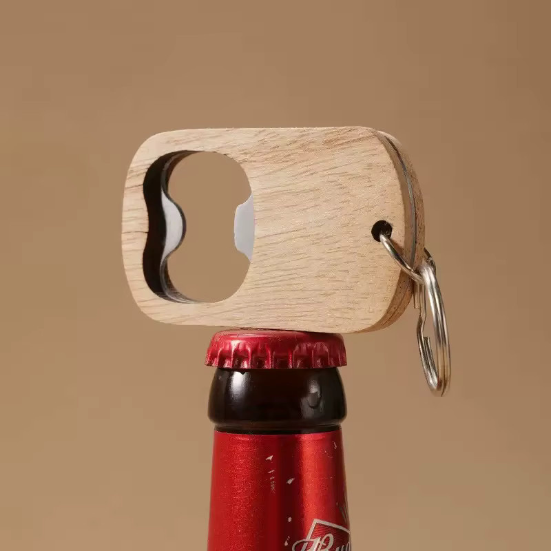 Personalisierter Flaschenöffner aus Holz mit Gravur als Schlüsselanhänger von SAISLERWELL in Braun - Bild 3