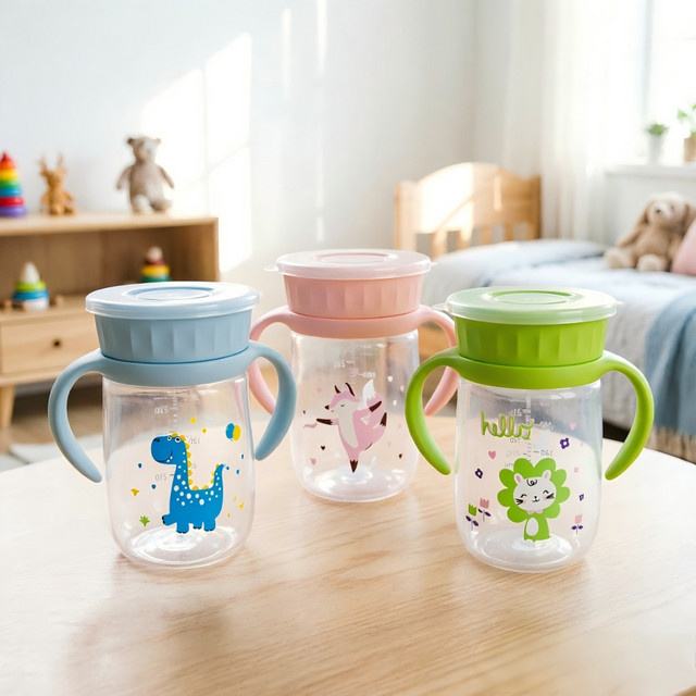 Baby-Lerntrinkbecher mit 360-Grad-Auslauf, Griff und Deckel aus Polypropylen, 300 ml, mit Skala in Grün oder Pink - Bild 1