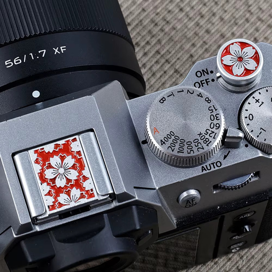 Coogens Sakura Kamera-Blitzschuh-Abdeckung und Auslöser-Taste Schutzkappe aus Metall in Rot für Canon Nikon Z30 Sony Fuji XT5 XS20 Kameras - Bild 2