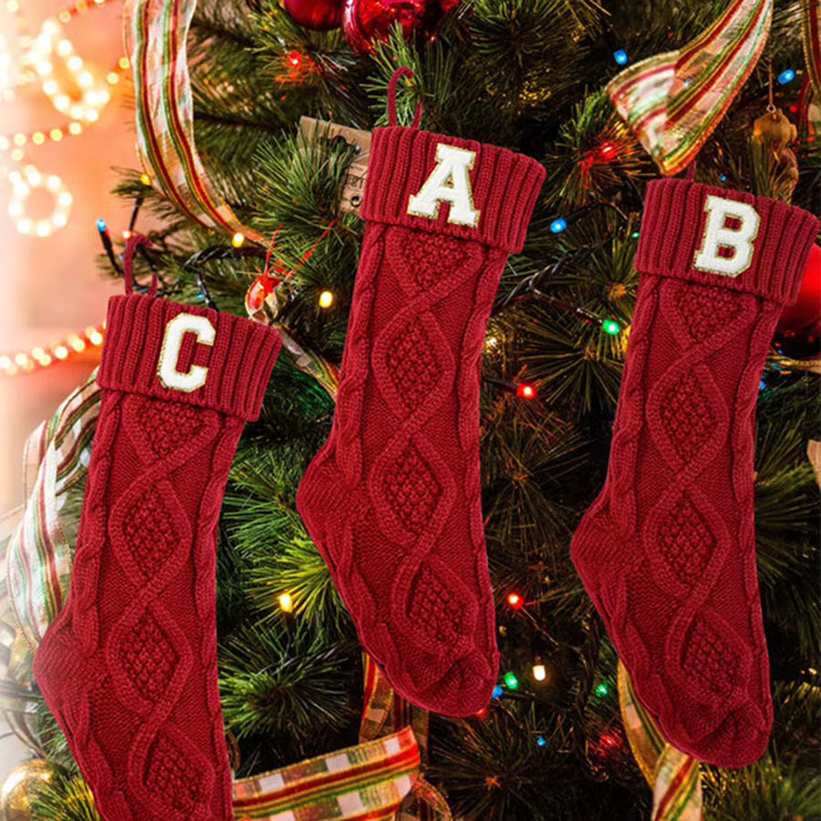 Gestrickter Weihnachtsstrumpf von Strong-Toyers in Rot mit Sternen und Initialen zum Aufhängen - Bild 5