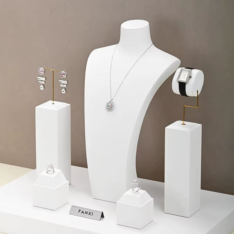 Oirlv Schmuck Display Set aus weißem PU-Leder und Metall für Halsketten, Ohrringe, Armreifen und Ringe - Bild 4