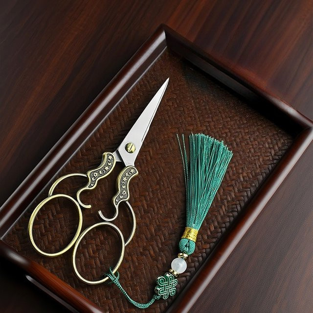 Vintage Kupferbeschichtete Schere mit Quaste aus Edelstahl in Gold und Grün für Stickerei, Nähen und Basteln - Bild 1