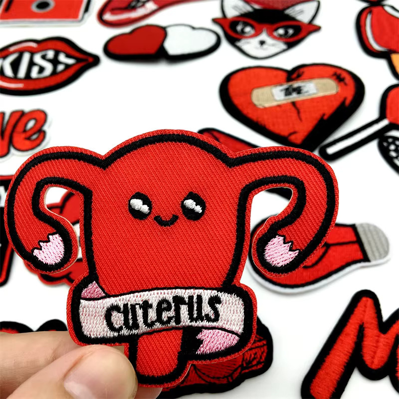 Rote Stickerei-Patches zum Aufbügeln für personalisierte Kleidung und DIY-Projekte - Bild 3