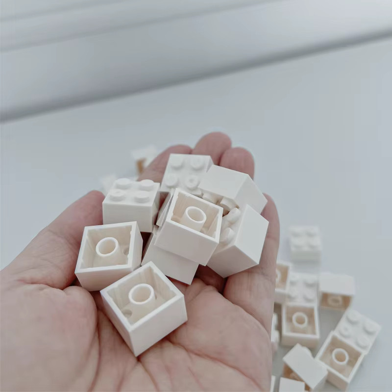 LMM Luckliimomo 2x2 Bausteine Set mit 250 Teilen in Bunt und Weiß für kreatives MOC Bauen - Bild 2