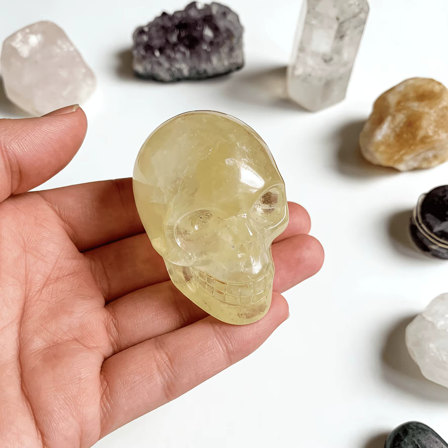 Handgeschnitzter natürlicher Citrin-Totenkopf von CrystalHola in Gelb als Kristall-Ornament für deine Mineraliensammlung - Bild 2