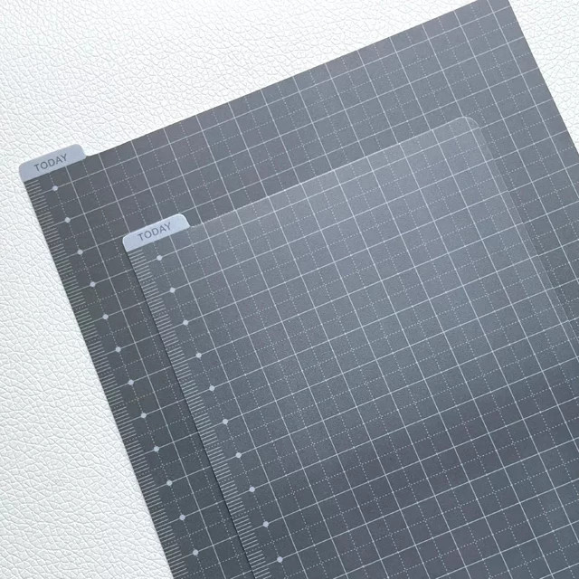Fromthenon Schreibunterlage aus Kunststoff für A5 und A6 Notizbücher in Grau - Bild 1