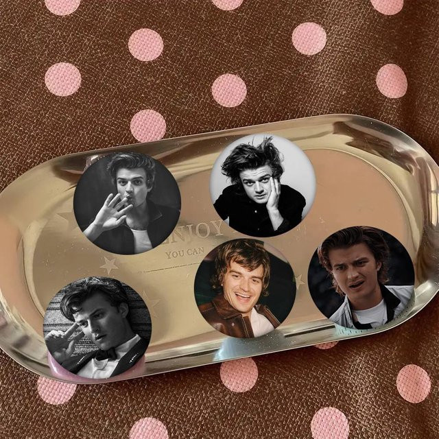 Brosche Actor Joe Cool Keery, Emaille-Pin, Metall, rund, multicolour - Bild 1