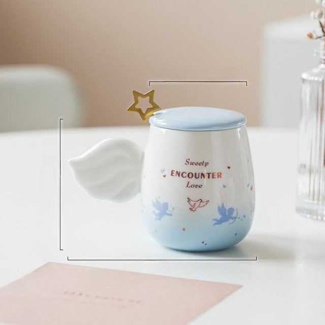 Romantische Keramiktasse mit Deckel und Löffel im Engelsflügel Amor Design, Farbverlauf Grau, 300ml - Bild 1