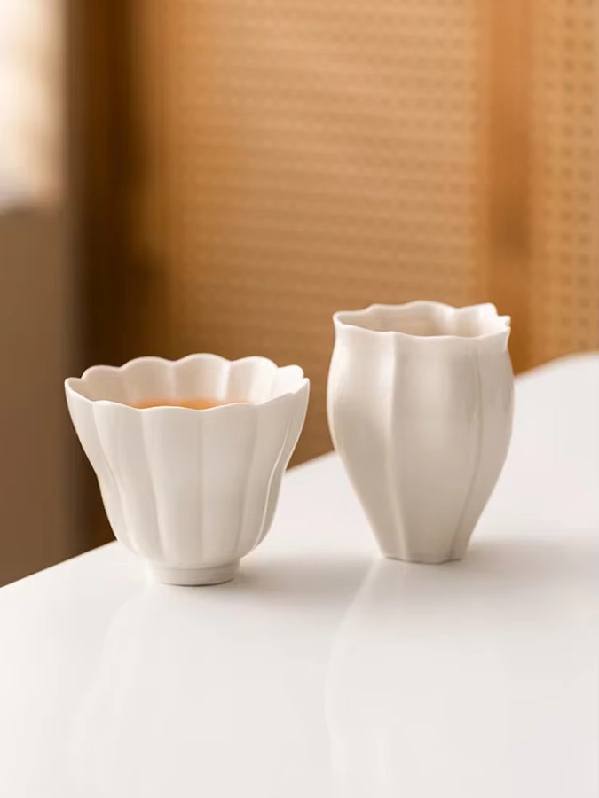 Weiße Keramik-Teetasse im antiken Lotus-Design für deine Teezeremonie - Bild 7