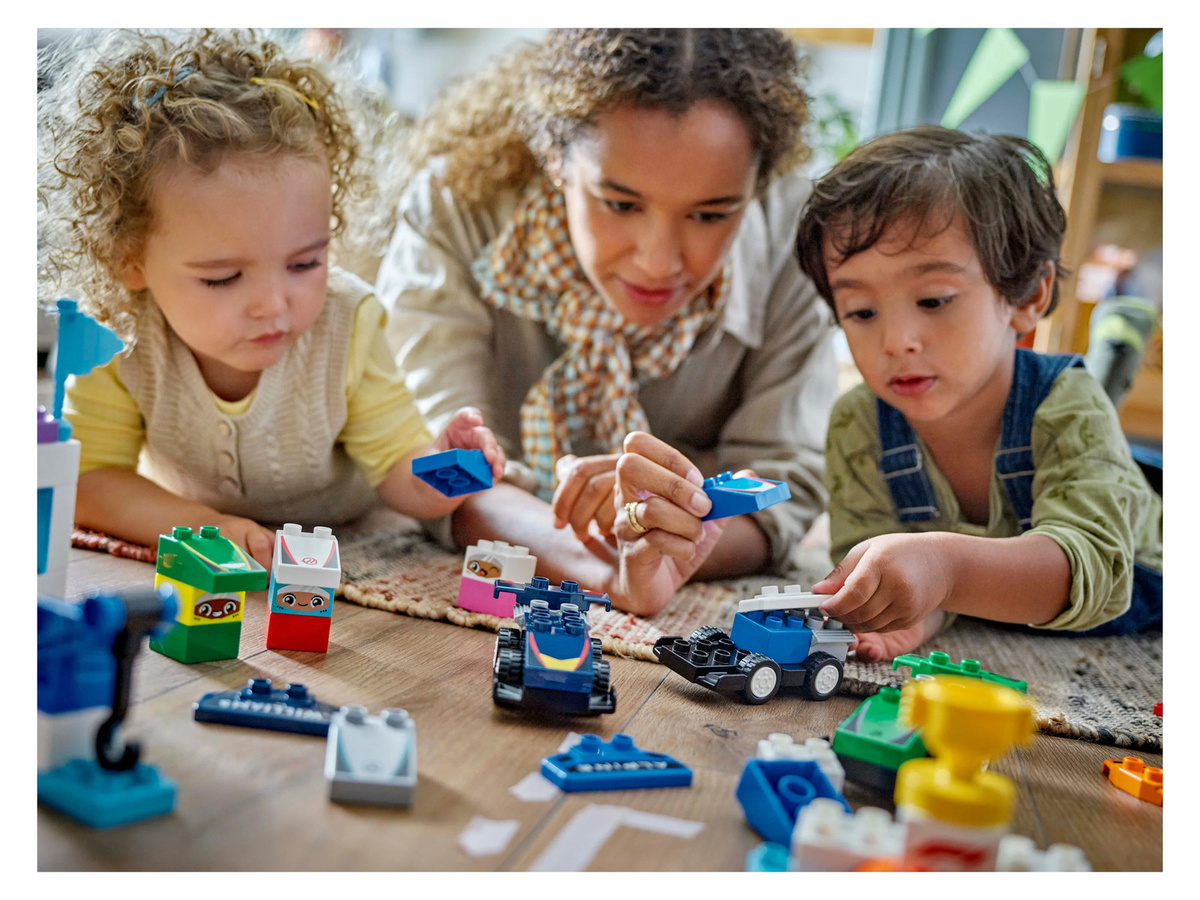 LEGO DUPLO F1 Team Rennautos mit Rennfahrern ab 2 Jahren - Bild 2
