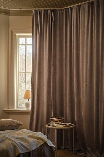 Jotex ELSIE Verdunkelungsvorhang aus Samt, extra breit, einflügelig, Grau/Lila/Beige/Braun - Bild 1