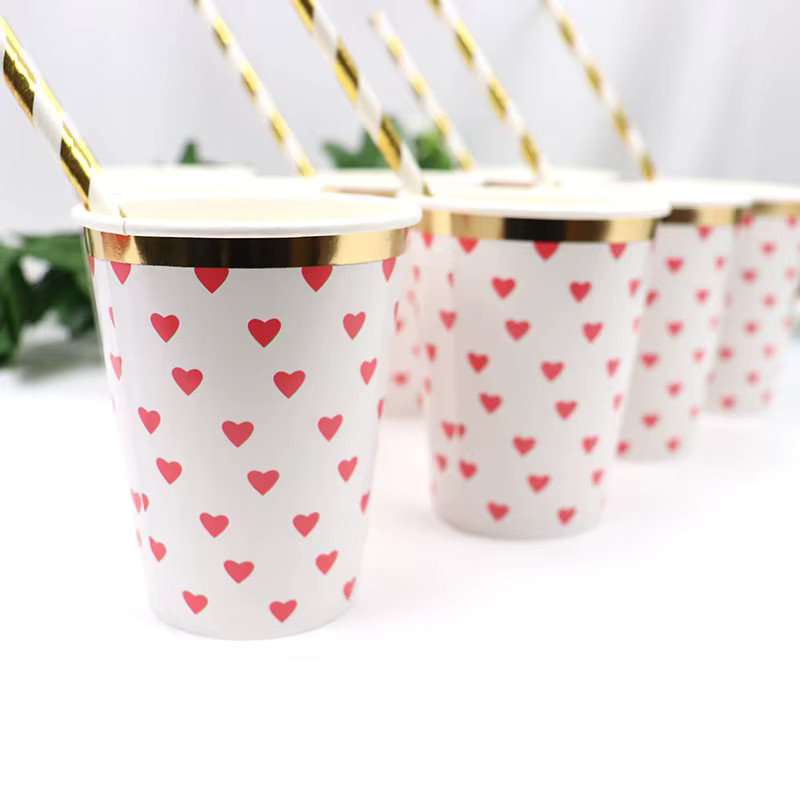 40-teiliges Einweggeschirr-Set mit rotem Herz-Design für Hochzeit und Valentinstag bestehend aus Tellern, Tassen und Servietten in Rot - Bild 2