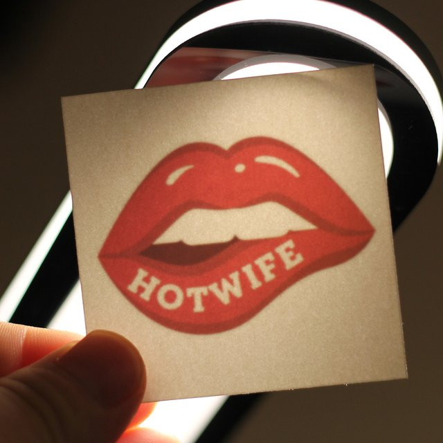 Hotwife Lippentattoos, Rot, Glänzend, Unisex - Bild 1