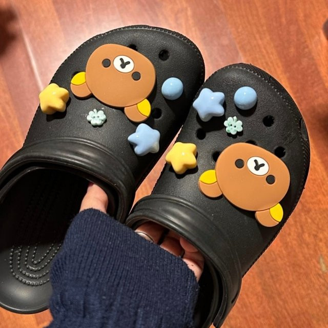 MINISO Rilakkuma Bär Serie Schuh Charms, Viel Glück Klee, ABS Material - Bild 1