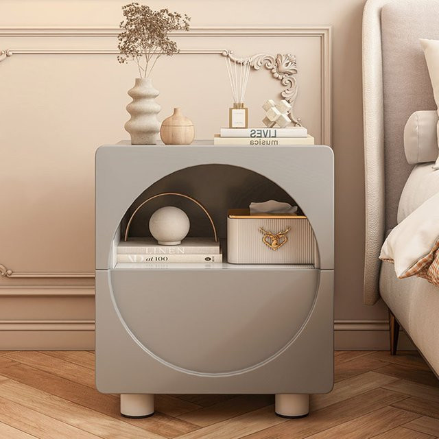 Minimalistischer Nachttisch von MOYU in Grau und Weiß mit Stauraum für dein Schlafzimmer - Bild 1