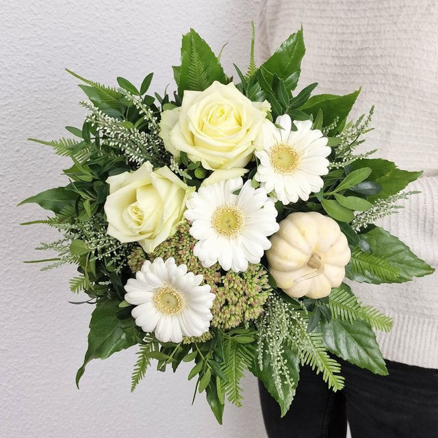 Weißer Juwel Blumenstrauß weiß Gerbera Rose Greenery - Bild 1