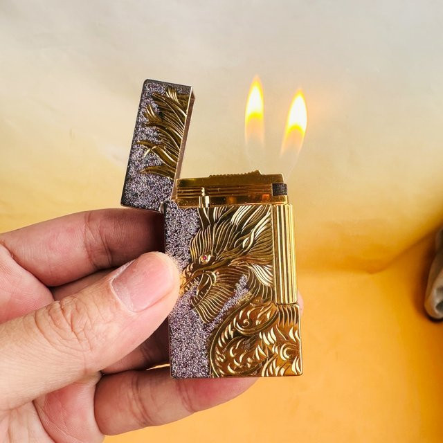 S.J.Dunant FARIS Feuerzeug in Gold mit handgraviertem Drachen- und Phönix-Motiv - Bild 1