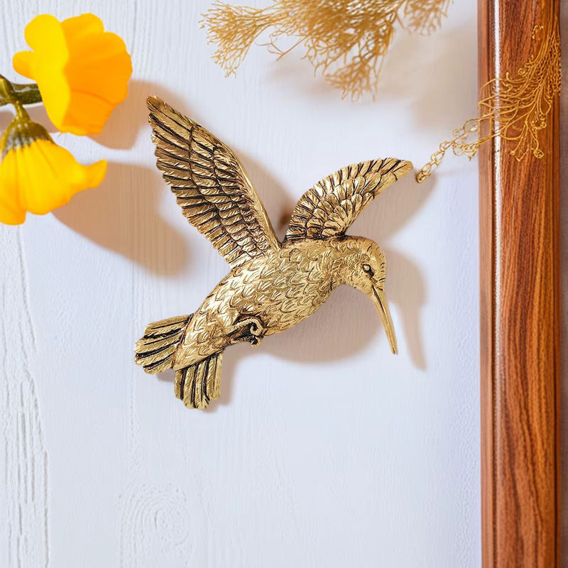 Dekorative Wanddekoration in Form eines fliegenden Kolibris aus Kunstharz und Metall in Gold - Bild 5