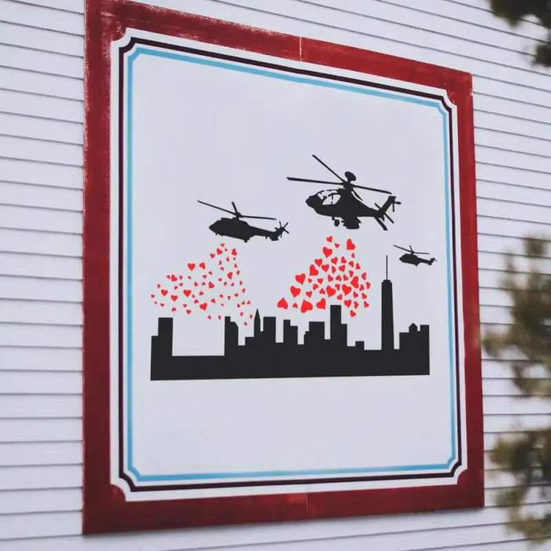 Banksy Hubschrauber und Herzen Malschablone mit Kunststoffpinsel, Multicolor, B: 8,3 cm, H: 11,7 cm - Bild 6