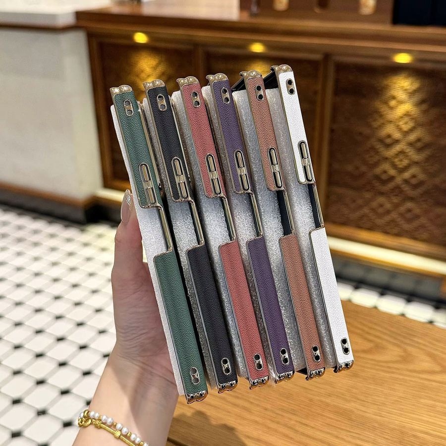 Yichmni MagSafe Hülle für Samsung Galaxy Z Fold 7 aus Kunstleder mit Doppelscharnier-Schutz und magnetischem kabellosem Laden in Weiß - Bild 1