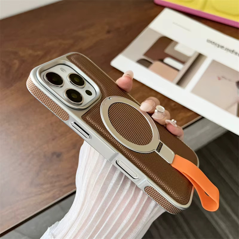 MagSafe iPhone Hülle mit Metallringhalter und Riemen von newteneight in Braun - Bild 3