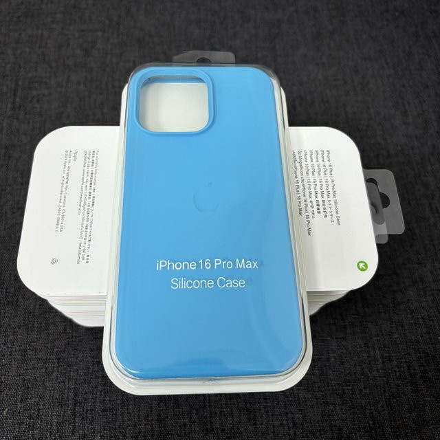 Rutschfeste und schmutzabweisende Silikonhülle für dein iPhone 13 in Mehrfarbig - Bild 1
