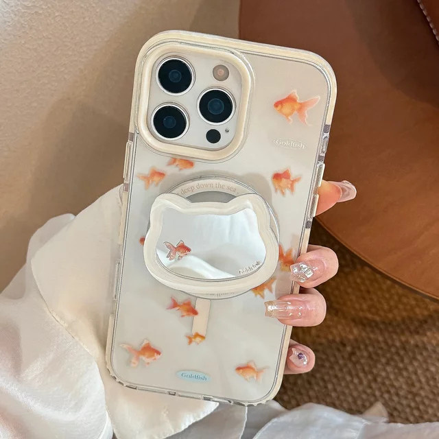 Magnetische iPhone Handyhülle mit Spiegelständer und Cartoon-Katze sowie Goldfisch Design, stoßfeste Abdeckung für iPhone 17, 16, 15, 14, 13, 12 Pro Max von MUQGEW - Bild 1