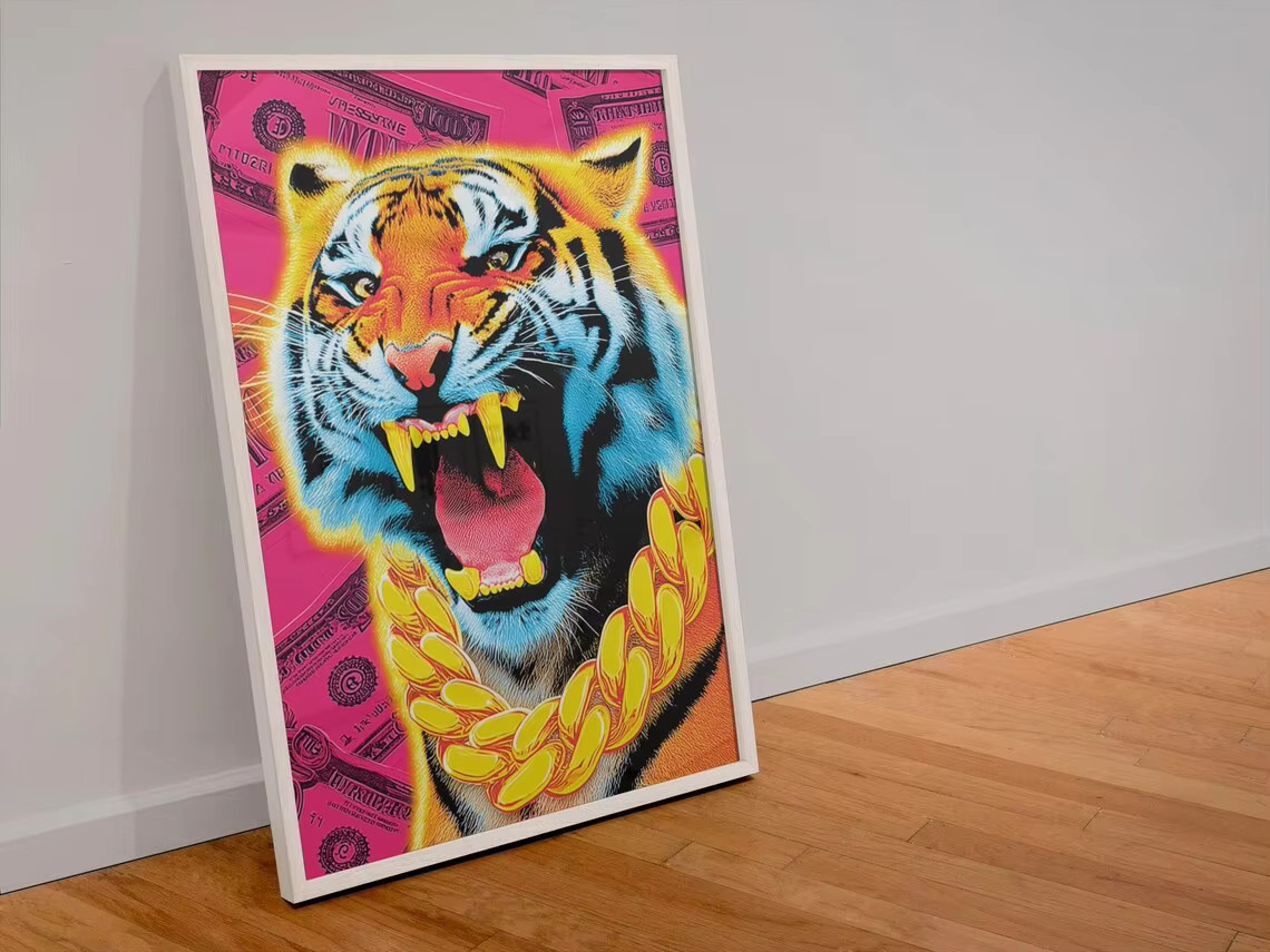 Tiger Pop Art Wandposter mit brüllender Wildkatze und Goldkette in Gold und Multicolour - Bild 3