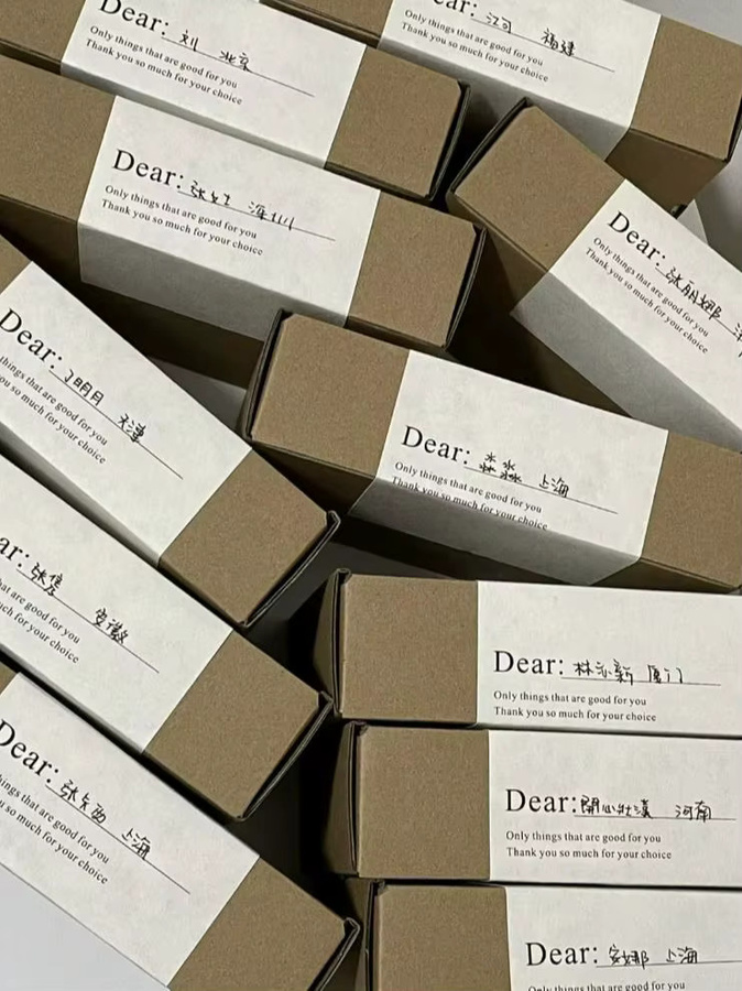 Personalisierte selbstklebende Produktetiketten für Boxen und Taschen mit individuellem Logo-Design in Weiß - Bild 2