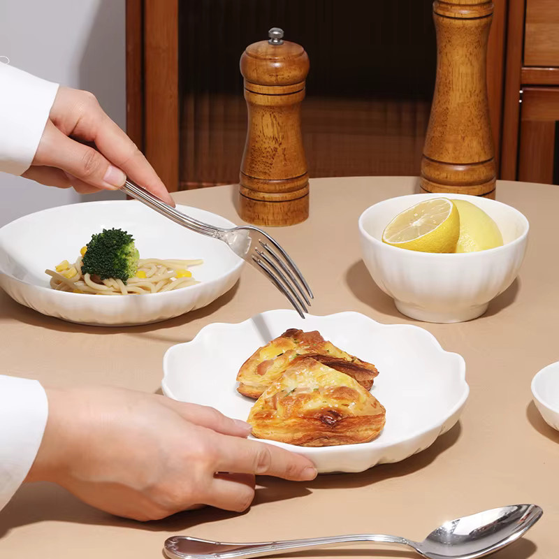 SOLECASA Geschirrset aus weißem Porzellan im Ins-Style als elegantes Tafelservice für dein Zuhause - Bild 3
