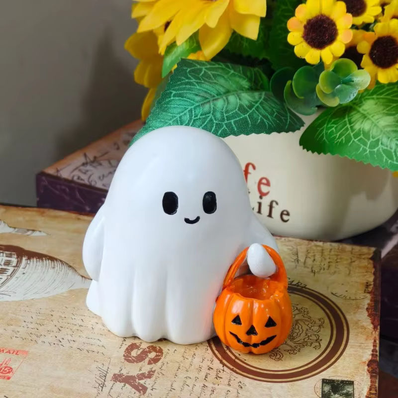 Niedliche Halloween-Geisterstatue mit Kürbis aus weißem Kunstharz für die Dekoration in Innenräumen und im Garten - Bild 2