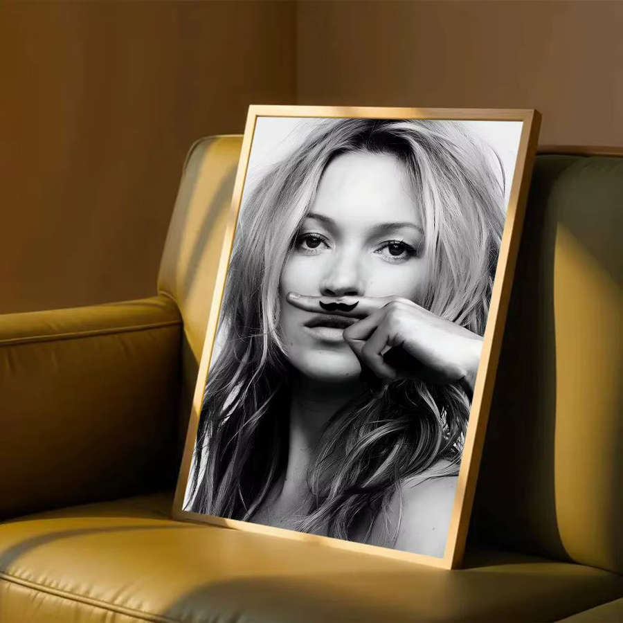 Vintage Poster Kate Moss Moderne Kunst Wanddekoration als Porträt-Fotografie auf weißem Kraftpapier - Bild 4