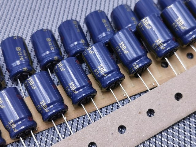 Matsushita Elektrolytkondensator FC 63V 330uF Gold mit extrem niedrigem Innenwiderstand 10 Stück B: 12,5 mm, H: 20 mm - Bild 1