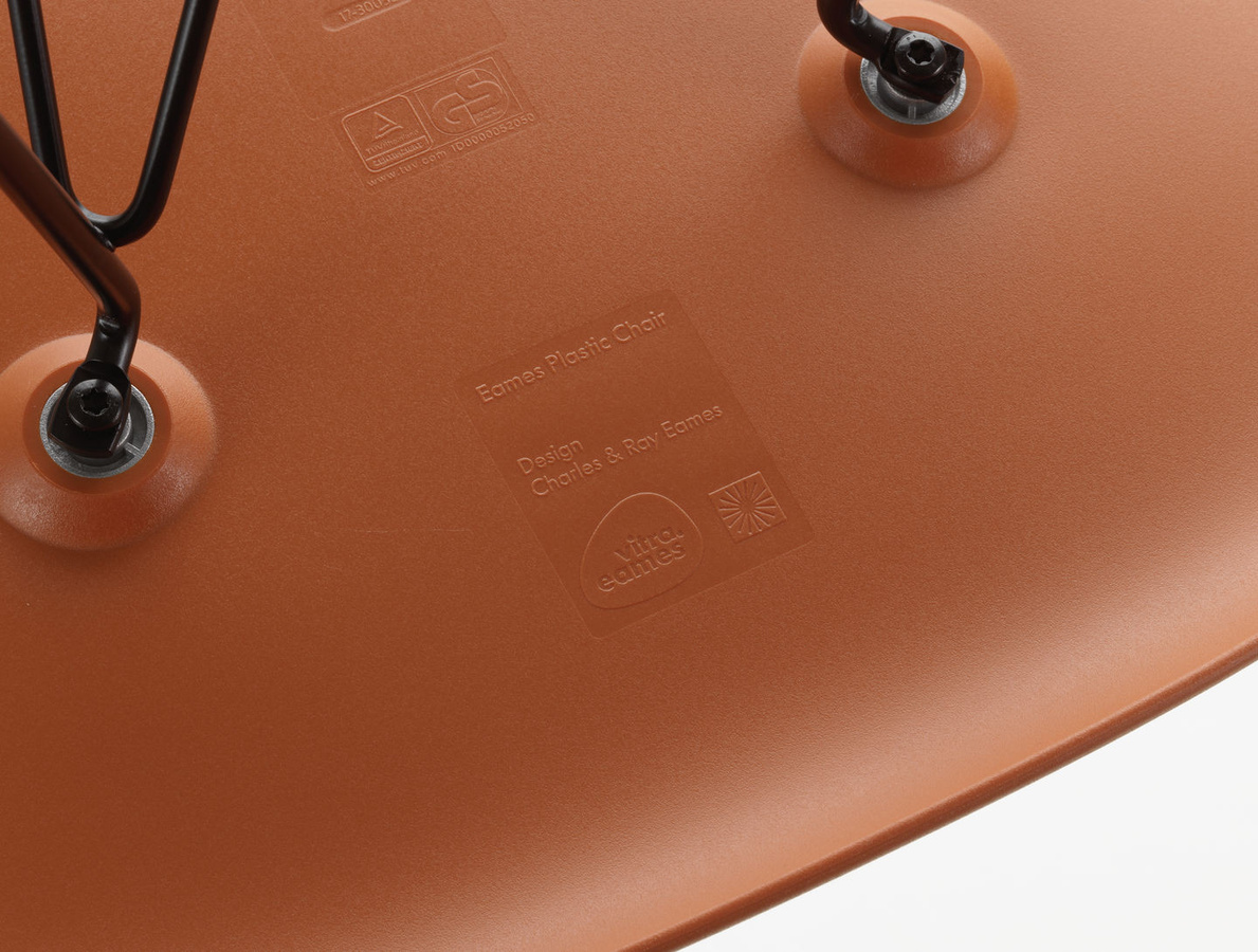 Vitra DSW Eames Plastic Side Chair in Orange mit Holzbeinen und mattem Kunststoff - Bild 2