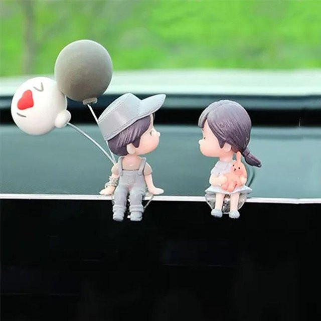 Rui Di Niedliche Cartoon Paar Actionfiguren mit Ballons als Dekoration für dein Auto Armaturenbrett, Mehrfarbig - Bild 1
