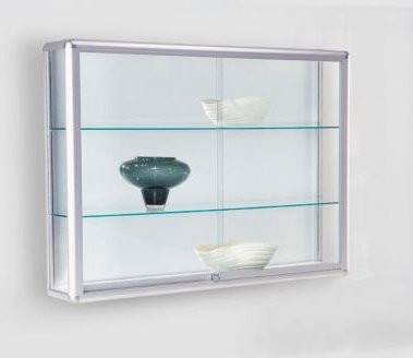 Wandvitrine BST mit 3 Fächern und abschließbaren Schiebetüren aus Glas und Aluminium in Silber-Weiß, B: 152,0 cm, T: 30,0 cm, H: 102,0 cm - Bild 1
