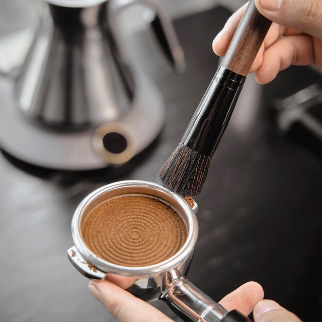 IKAPE Kaffeemühlen-Reinigungsbürste mit Holzgriff und natürlichen Borsten in Braun für Barista-Zubehör - Bild 1