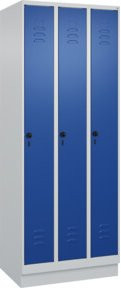 C+P Spind Classic PLUS Garderobenschrank mit 3 Abteilen, Sockel, Sicherheits-Drehriegel und 3 Garderobenhaken, H x B x T: 195 x 75 x 50 cm - Bild 1