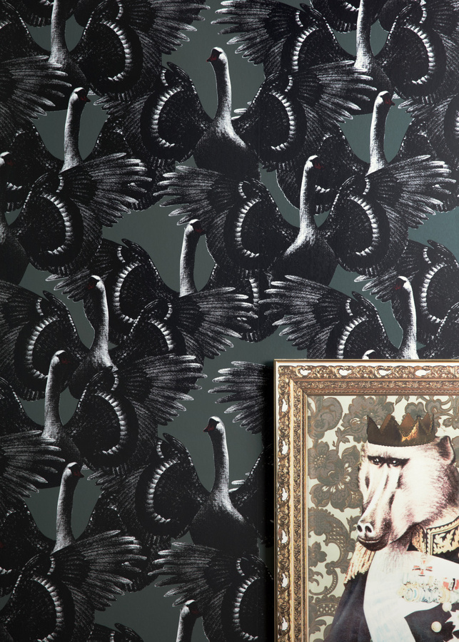 Studio Lisa Bengtsson Tapete Swan Lake in Grün und Grau mit Tiermotiv im skandinavischen Design aus Vlies - Bild 1