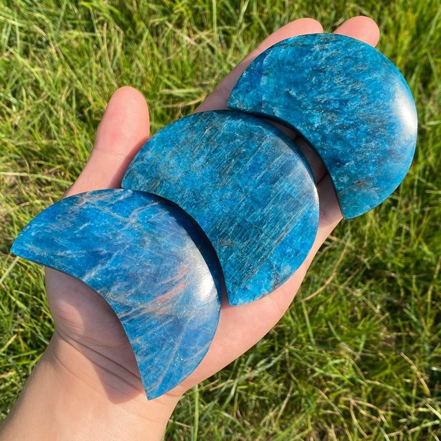 Blauer Apatit Stein in Mondform von CrystalHola - Bild 1
