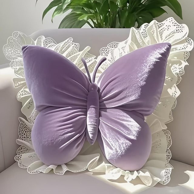 Dekoratives Schmetterlingskissen von HappyhomeEE in Violett mit elegantem Spitzendesign - Bild 1