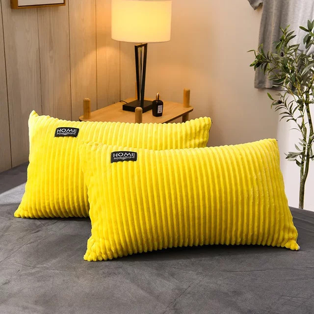 Thinken Flanell Kissenbezug in Gelb mit Weihnachtsdesign und Streifenmuster - Bild 1