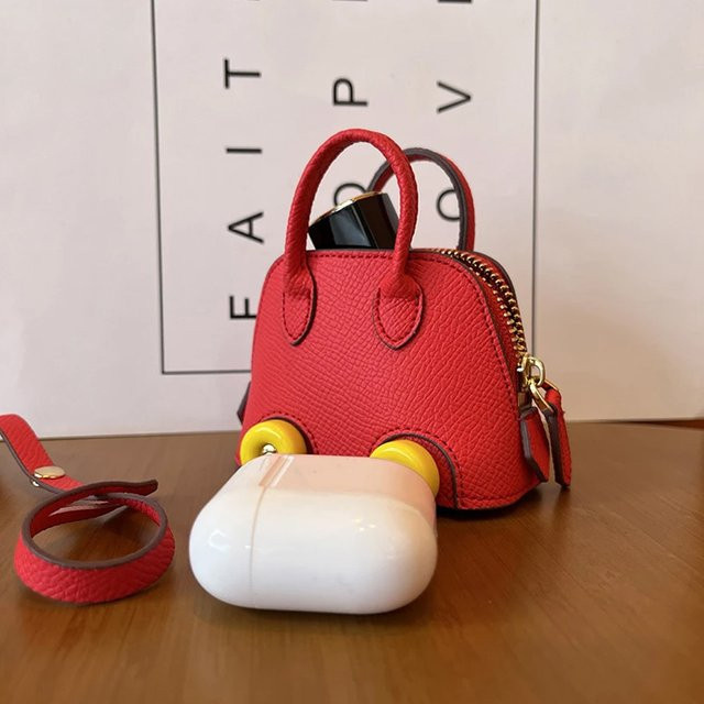 Mini Auto Rad Anhänger Tasche in Rot als Dekoration und Schutzhülle für Airpods und Galaxy Buds Kopfhörer - Bild 1