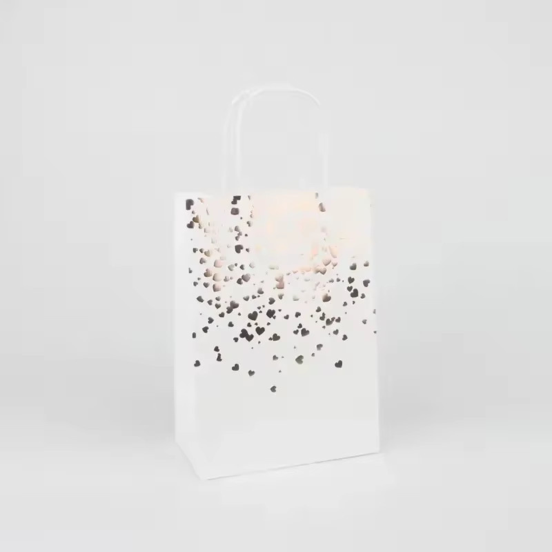 Geschenktüten aus Kraftpapier mit Goldprägung und Herzmuster für Weihnachten, Geburtstage oder Hochzeiten in Gold, Braun und Weiß - Bild 1
