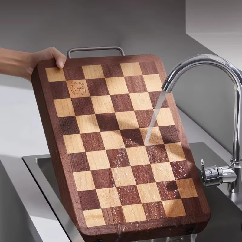 COOKER KING Schachbrett-Schneidebrett aus Holz in Braun, schimmelresistente und verdickte Schneideplatte für Fleisch, Obst und Gemüse - Bild 4