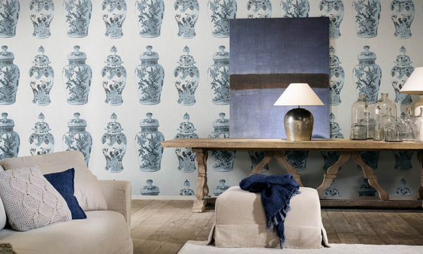 Flamant Wallpaper Poterie Atlantic in Weiß und Blau, Vlies Tapete mit Stillleben-Motiv im orientalischen Abstract-Stil