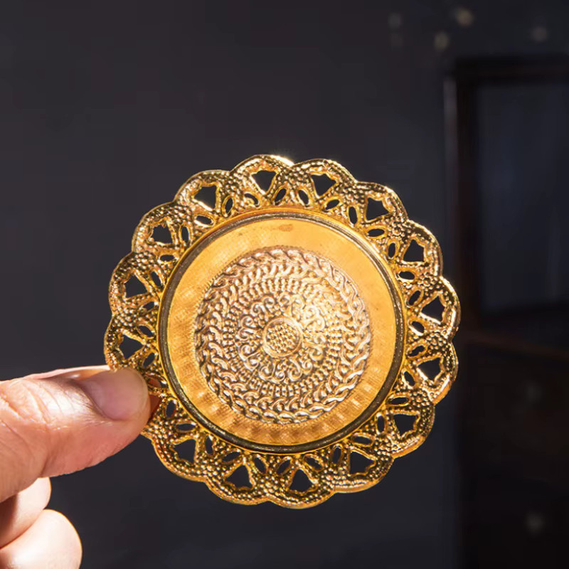 JUSTINLAU Mini-Räucherstäbchenhalter aus Metall in Gold, runder Duftbrenner im orientalischen Design für deine Tischdekoration - Bild 1