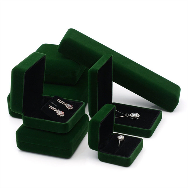 Dreiteiliges Schmuckset aus grünem Samt bestehend aus Ringbox, Halskettenbox und Armbandbox - Bild 1